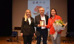 Milli yüzücü Bengisu, Ege Üniversitesinde başarı hikayesini anlattı