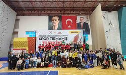 Minik sporcular şampiyonluk için tırmandı