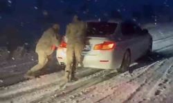 Muş-Bulanık yolunda ulaşıma kar engeli: Jandarma ekipleri rampada mahsur kalan araçları tek tek kurtardı