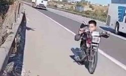 Otobanda motosikletin üzerine yatarak şov yapan sürücüye 63 bin TL ceza