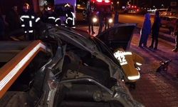 Otomobil park halindeki tırın dorsesine çarptı: 1 ölü 1 yaralı