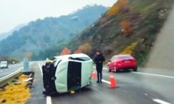 Otomobil yan yattı: 4 yaralı