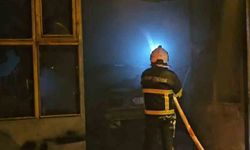 Otomobilde çıkan yangın iş yerine sıçradı