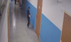 Paspas yapılan alanı kirletmemek için ayakkabılarını çıkarttı