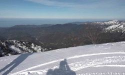 Rize'nin denizi gören zirvesinde kar keyfi