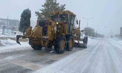 Şanlıurfa'da karla mücadele sürüyor