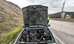 Seyir halindeki otomobilde çıkan yangın söndürüldü