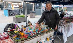 Soğuk havayı el emeği çiçekleriyle ısıtıyor