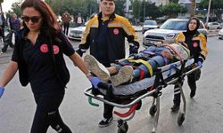 Taksi ile çarpışan motosikletli gençler metrelerce sürüklendi