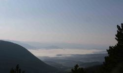 Tarihi ilçe sis tabakası altında kaldı