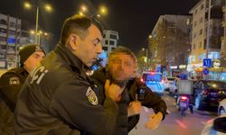 Tartıştığı gencin başında içki şişesini kırdı