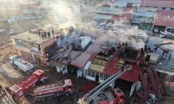 Tatvan’da kereste dükkanında yangın