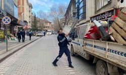 Tavşanlı'da yaya yolunu işgal eden duba ve reklam panoları toplanıyor