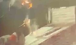 Tırdan yük indiren şahsa yıldırım isabet ettiği anlar kamerada