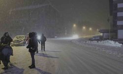 Uludağ’da yoğun kar var...Ekipler yolların kapanmaması için aralıksız çalışıyor