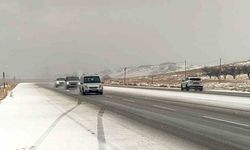 Van-Özalp yoluna dolu yağışı
