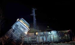 Yaralıya yardım etmek istedi, emniyet şeridindeki otomobiline ticari araç çarptı: 4 yaralı