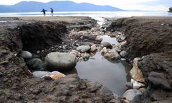 Yılın en kısa gününde deniz suyu çekildi, sağanak yağmur sahili tahrip etti