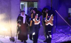 Yolların kapalı olduğu mezrada 70 yaşındaki hasta 112 ekiplerince hastaneye ulaştırıldı