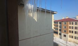 Yüksekova'da buz sarkıtları 2 metreyi geçti