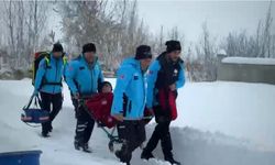 Yüksekova'da kar esaretinde zamanla yarış: 76 yaşındaki KOAH hastası için seferber oldular