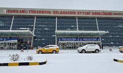 Yüksekova’da yoğun kar yağışı uçak seferlerini durdurdu