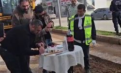 Yürek ısıtan görüntü; gece gündüz mesai yapan belediye personeline pasta kesip, mum üflettiler