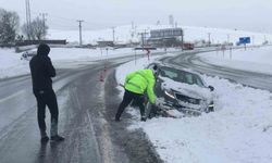 Zorlu kış şartlarında polislerden örnek müdahale