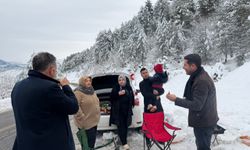 Adana'da karla mücadele: Mahsur kalan araçlar kurtarılırken vatandaşlara da sıcak içecek ikramı yapıldı