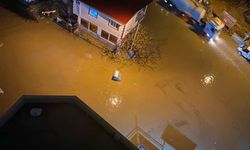 Adana'da sağanak yağmur hayatı felç etti: Yollar göle döndü, araçlar mahsur kaldı