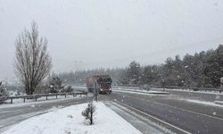 Afyonkarahisar'ın yüksek rakımlı bölgelerinde kar yağışı etkili oldu