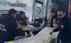 Ağrı Patnos Uzunca köyü'nde zamanla yarış: 15 yaşındaki hasta paletli ambulansla hastaneye götürüldü