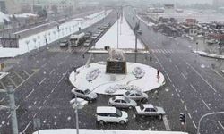 Aksaray yağan karla beyaza büründü