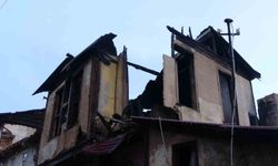 Alev alev yanan konaktan geriye duvarları kaldı