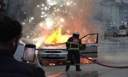 Amasya'da otomobil alev alev yandı, patlamalar korkuttu