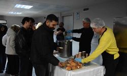 Anadolu Üniversitesi öğrencileri sınav haftasında sunulan ikramlardan memnun
