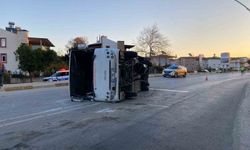 Antalya'da midibüs ile otomobil çarpıştı: 3 yaralı