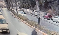 Antalya'da virajı alamadı, palmiye ağacına çarptı