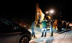 Araçlarıyla karlı ve buzlu yolda mahsur kalanları ekipler kurtardı