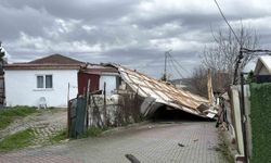 Arnavutköy'de çatı 30 metre uçarak başka evin üzerine düştü
