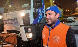 Arnavutköy'de kar küreme aracından çocuklara çay ikramı