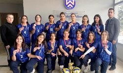 Atatürk Üniversitesi Vakıf Okulları küçük kızlar voleybol takımı il üçüncüsü oldu