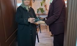 Ayakkabısı olmadığı için terlikle dolaşan yaşlı kadına mahalle muhtarı yardım etti