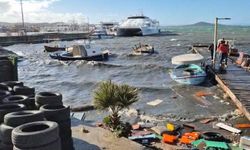Ayvalık'ta kuvvetli fırtına tekneleri batırdı