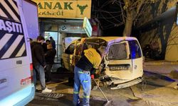 Bahçelievler'de kamyonun çarptığı araç fırına girdi, o anlar kamerada