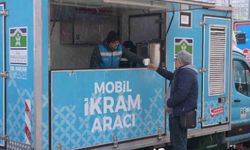 Bahçelievler'de kar mesaisi: Tuzlama, temizlik ve sıcak çorba ikramı