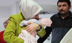 Bakan Göktaş, yeni doğan bebekler ve ailelerini ziyaret etti