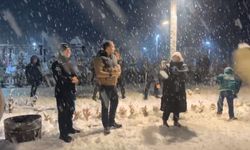 Bartın'da ilçe protokolü vatandaşlarla kartopu oynadı