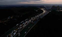 Başakşehir'de zincirleme kaza sonrası oluşan trafik yoğunluğu havadan görüntülendi