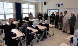 Başkan Özdoğan, öğrencilerin karne heyecanına ortak oldu